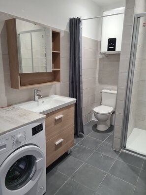 Dusche, Haartrockner, Handtücher, Toilettenpapier