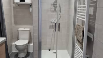 Douche, sĂšche-cheveux, serviettes fournies, papier toilette
