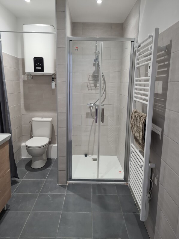 Dusche, Haartrockner, Handtücher, Toilettenpapier