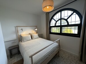 4 室のベッドルーム、セーフティボックス (室内)、アイロン / アイロン台、旅行用ベビーベッド