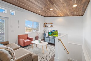 Een smart-tv en een open haard