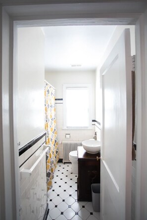 Combined shower/tub, towels, soap, toilet paper