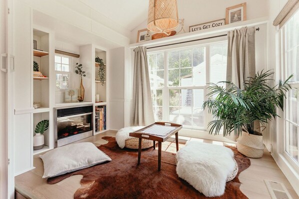 Interior - Coziest Cultus Tiny Home 2min Drive to Lake! (Lindell Beach)