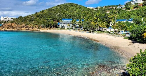 Darling Palms Retreat: Beachside 2-Bedroom Oasis