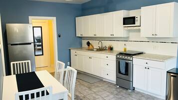 冰箱、微波炉、烤箱、炉灶