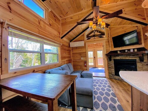BMV2 Awesome "Tiny Home" A/C, Mountain Views, Minutes to Skiing, Hiking, Attractions, Dog Friendly!