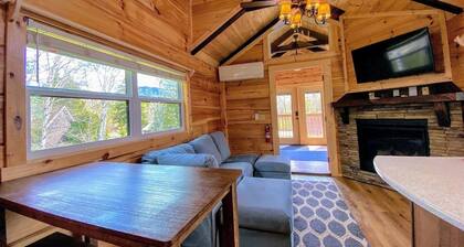 BMV2 Awesome "Tiny Home" A/C, Mountain Views, Minutes to Skiing, Hiking, Attractions, Dog Friendly!