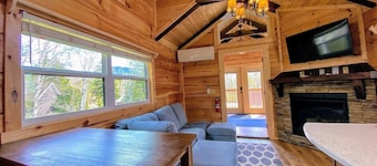BMV2 Awesome "Tiny Home" A/C, Mountain Views, Minutes to Skiing, Hiking, Attractions, Dog Friendly!