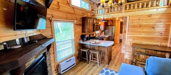 BMV2 Awesome "Tiny Home" A/C, Mountain Views, Minutes to Skiing, Hiking, Attractions, Dog Friendly!