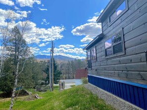 Property grounds - BMV2 Awesome "Tiny Home" A/C, Mountain Views, Minutes to Skiing, Hiking, Attractions, Dog Friendly! (Twin Mountain)