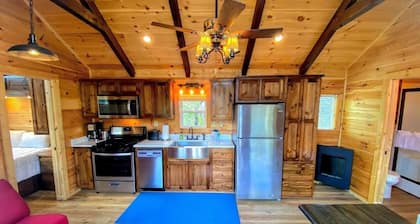 B3 Awesome "Tiny Home" A/C, Mountain Views, Minutes to Skiing, Hiking, Attractions, Dog Friendly!