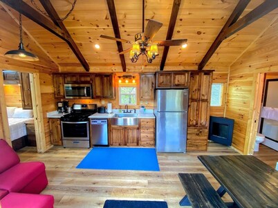 B3 Awesome "Tiny Home" A/C, Mountain Views, Minutes to Skiing, Hiking, Attractions, Dog Friendly!