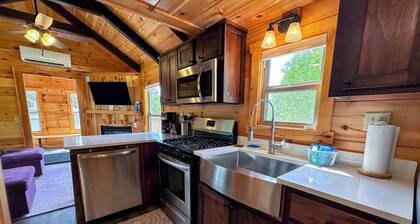 BMV4 Awesome "Tiny Home" A/C, Mountain Views, Minutes to Skiing, Hiking, Attractions, Dog Friendly!