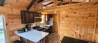 BMV4  Awesome "Tiny Home" A/C, Mountain Views, Minutes to Skiing, Hiking, Attractions, Dog Friendly!
