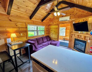 Una televisión, una chimenea