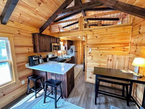 BMV6  Awesome "Tiny Home" A/C, Mountain Views, Minutes to Skiing, Hiking, Attractions, Dog Friendly!