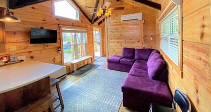 B10 Awesome "Tiny Home" A/C, Mountain Views, Minutes to Skiing, Hiking, Attractions, Dog Friendly!