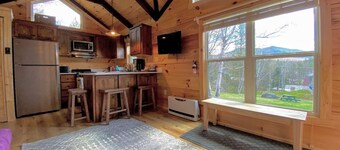B10 Awesome "Tiny Home" A/C, Mountain Views, Minutes to Skiing, Hiking, Attractions, Dog Friendly!