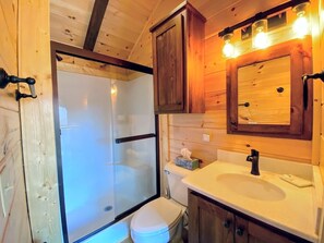 Shower, hair dryer, towels - B10 Awesome "Tiny Home" A/C, Mountain Views, Minutes to Skiing, Hiking, Attractions, Dog Friendly! (Twin Mountain)