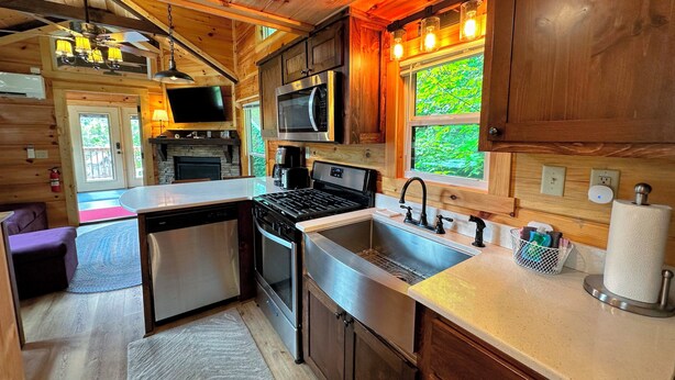 Coffee/tea maker, fridge, microwave, oven - B11 Awesome "Tiny Home" A/C, Mountain Views, Minutes to Skiing, Hiking, Attractions, Dog Friendly! (Twin Mountain)