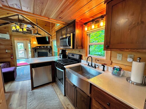 B11 Awesome "Tiny Home" A/C, Mountain Views, Minutes to Skiing, Hiking, Attractions, Dog Friendly!