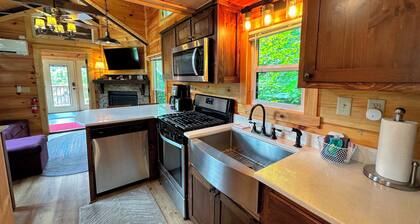 B11 Awesome "Tiny Home" A/C, Mountain Views, Minutes to Skiing, Hiking, Attractions, Dog Friendly!