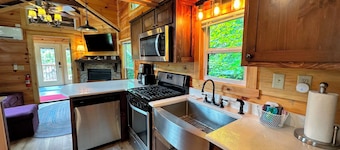 B11 Awesome "Tiny Home" A/C, Mountain Views, Minutes to Skiing, Hiking, Attractions, Dog Friendly!