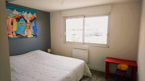 2 chambres, fer et planche à repasser, lit de bébé portatif