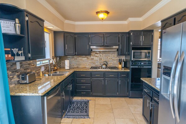 Refrigerador, microondas, horno y parrilla de estufa