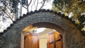 Un arco in pietra con due porte in legno, ciascuna decorata con scene a tema religioso.