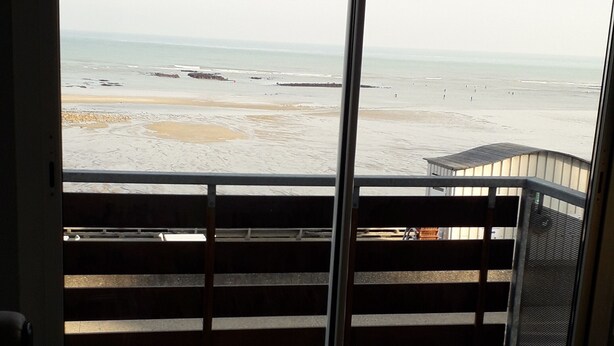 A balcony with a view of a beach. - Appartement vue mer (Veulettes Sur Mer)
