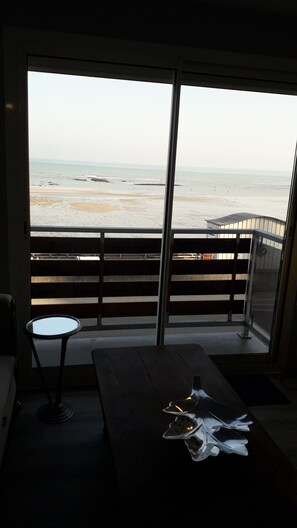 Un balcón con vistas a la playa.