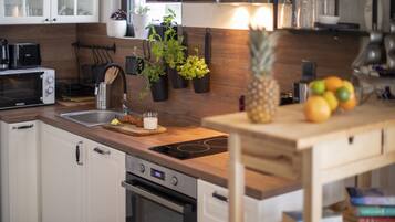 Refrigerador, microondas, horno y parrilla de estufa