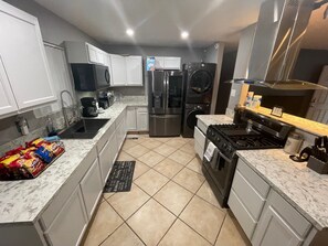 Fridge, microwave, oven, stovetop - SECURE FAMILY HOME/ VACATION/ WORK SPACE ECT. (NORTH LAS VEGAS, NV)