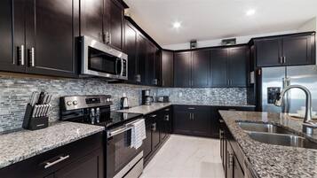 Refrigerador, microondas, horno y parrilla de estufa