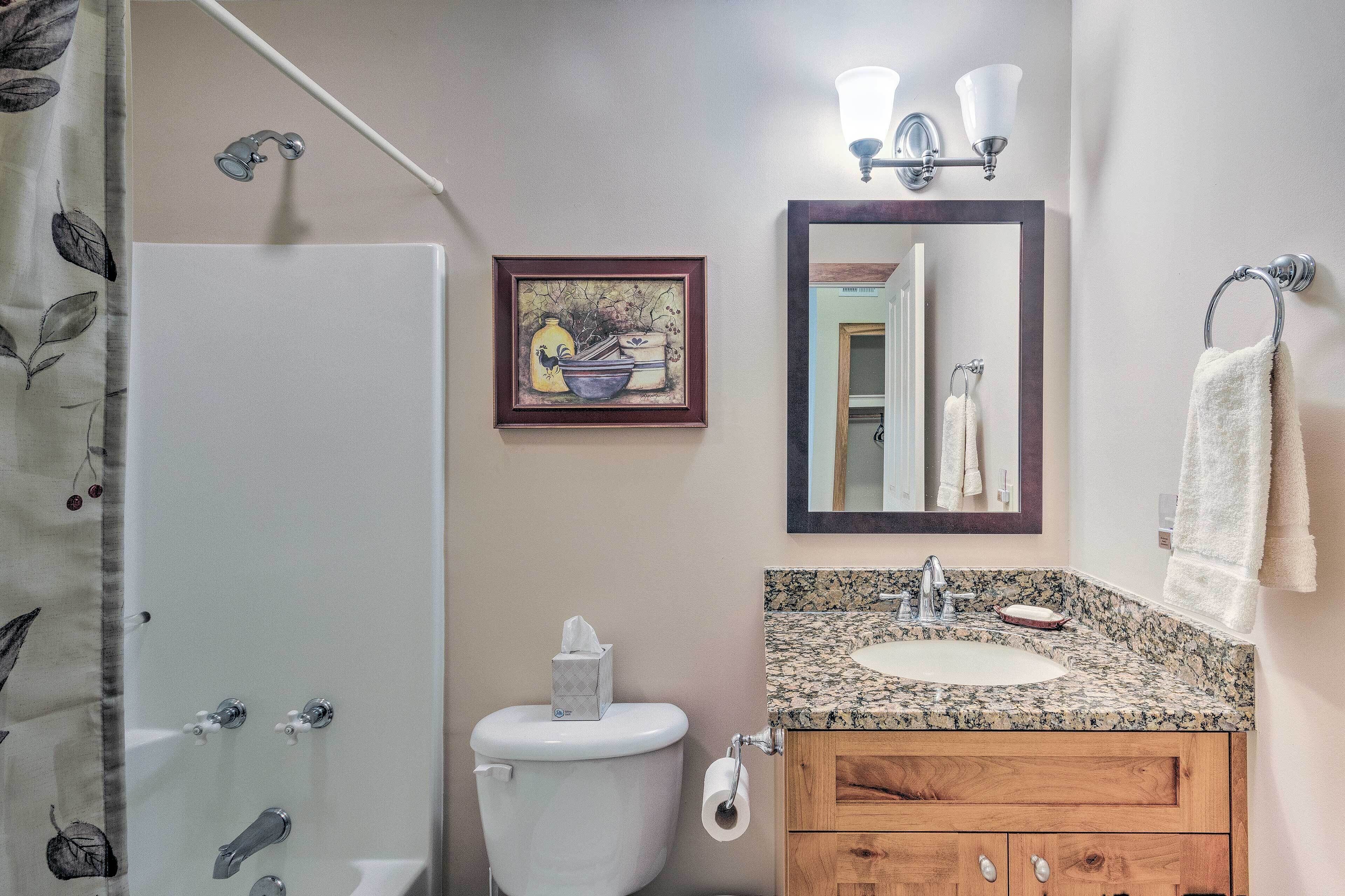 Un bagno con doccia, toilette, lavandino e mobile lavabo.