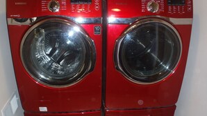 Une paire de lave-linge à vapeur Samsung VRT rouges, avec une garantie de 10 ans et un système d’entraînement direct.