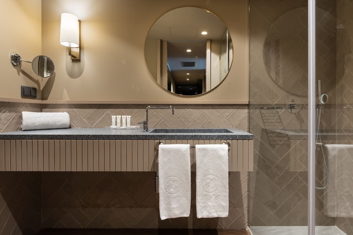 Tek Büyük Yataklı Oda, Balkon | Banyo | Duş, çevre dostu banyo/kozmetik ürünleri, saç kurutma makinesi