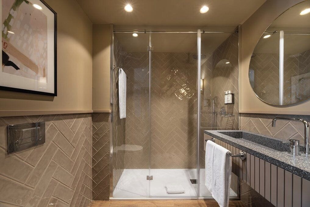 junior suite | bathroom | shower, eco-friendly toiletries, hair dryer