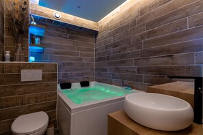 Baignoire à remous, séchoir à cheveux, serviettes fournies, savon