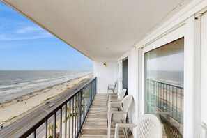 Property grounds - Beautiful Condo W/ Ocean View, Shared Pool, Beach Access & High-Speed WiFi (Galveston)