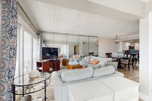 TV - Beautiful Condo W/ Ocean View, Shared Pool, Beach Access & High-Speed WiFi (Galveston)