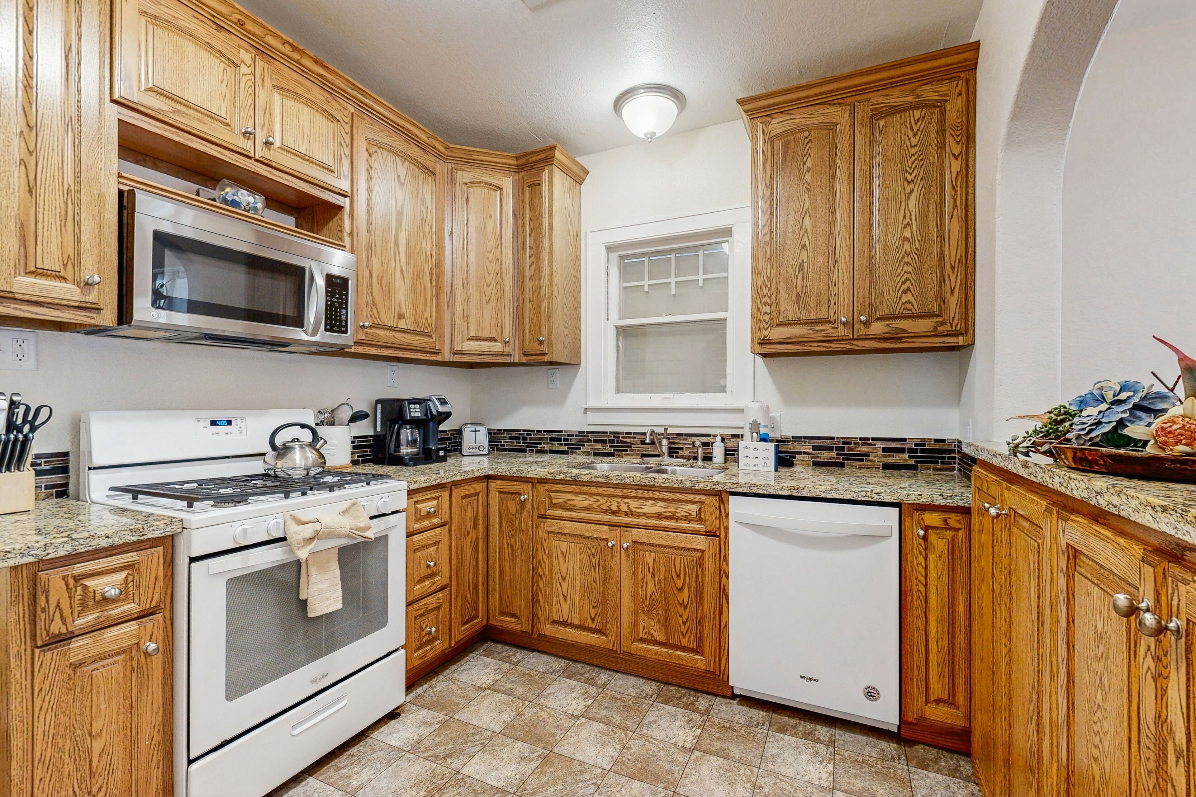 ثلاجة، ميكروويف، فرن، موقد طهي مسطح