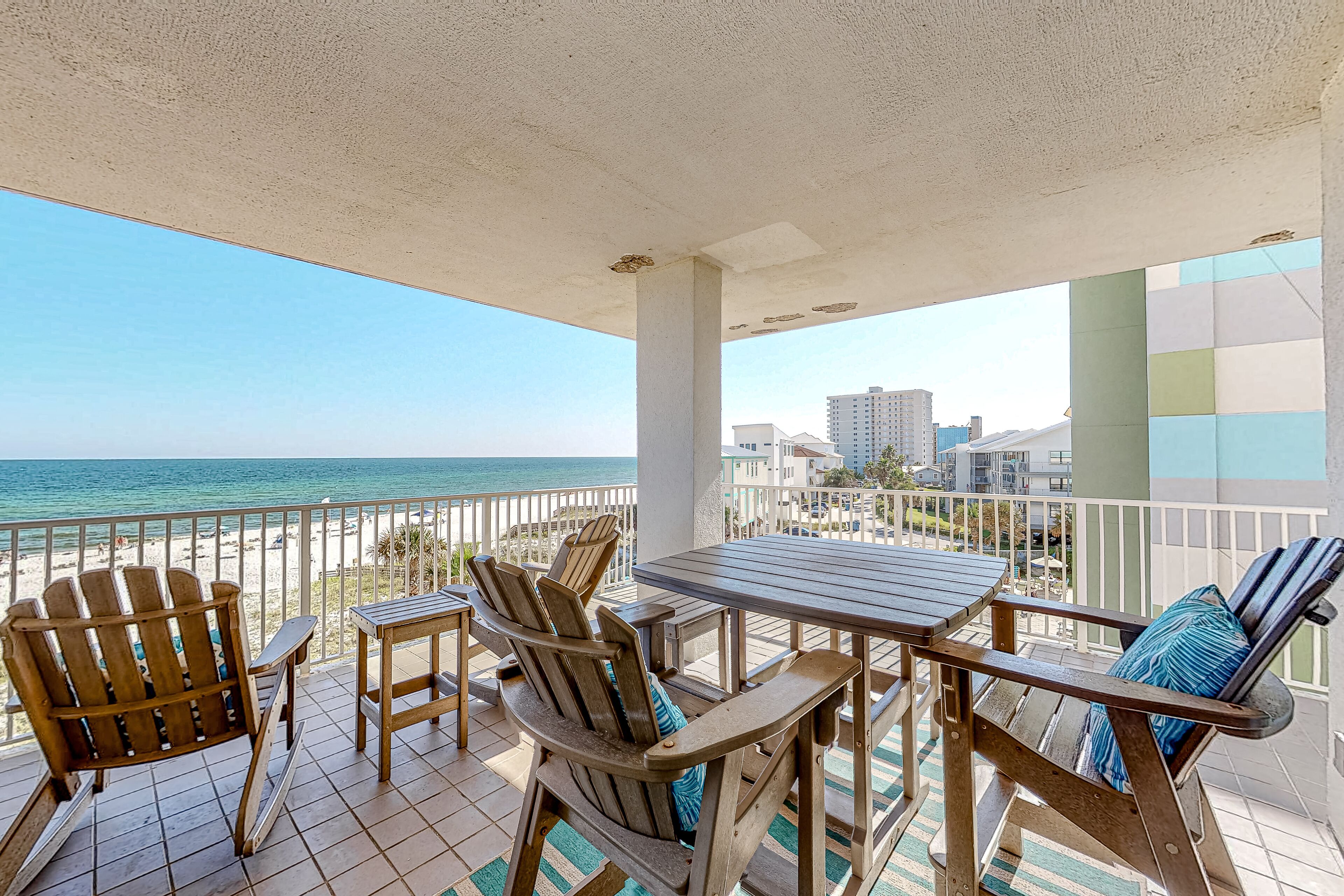 Beautiful beachfront home with balcony - near amusement park & dining