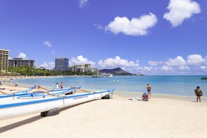 Beach nearby - City View Studio w/AC, Free WiFi, & On-Site Restaurant- Walk to Waikiki Beaches (Honolulu)
