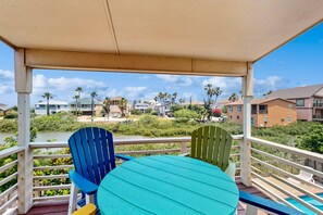 Outdoor dining - Stunning coastal retreat with private pool, hot tub, bikes, decks, Wi-Fi & grill (South Padre Island)