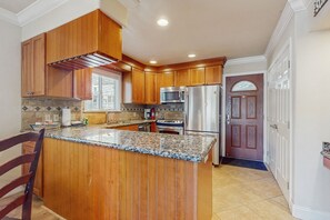 冷蔵庫、電子レンジ、オーブン、コンロ