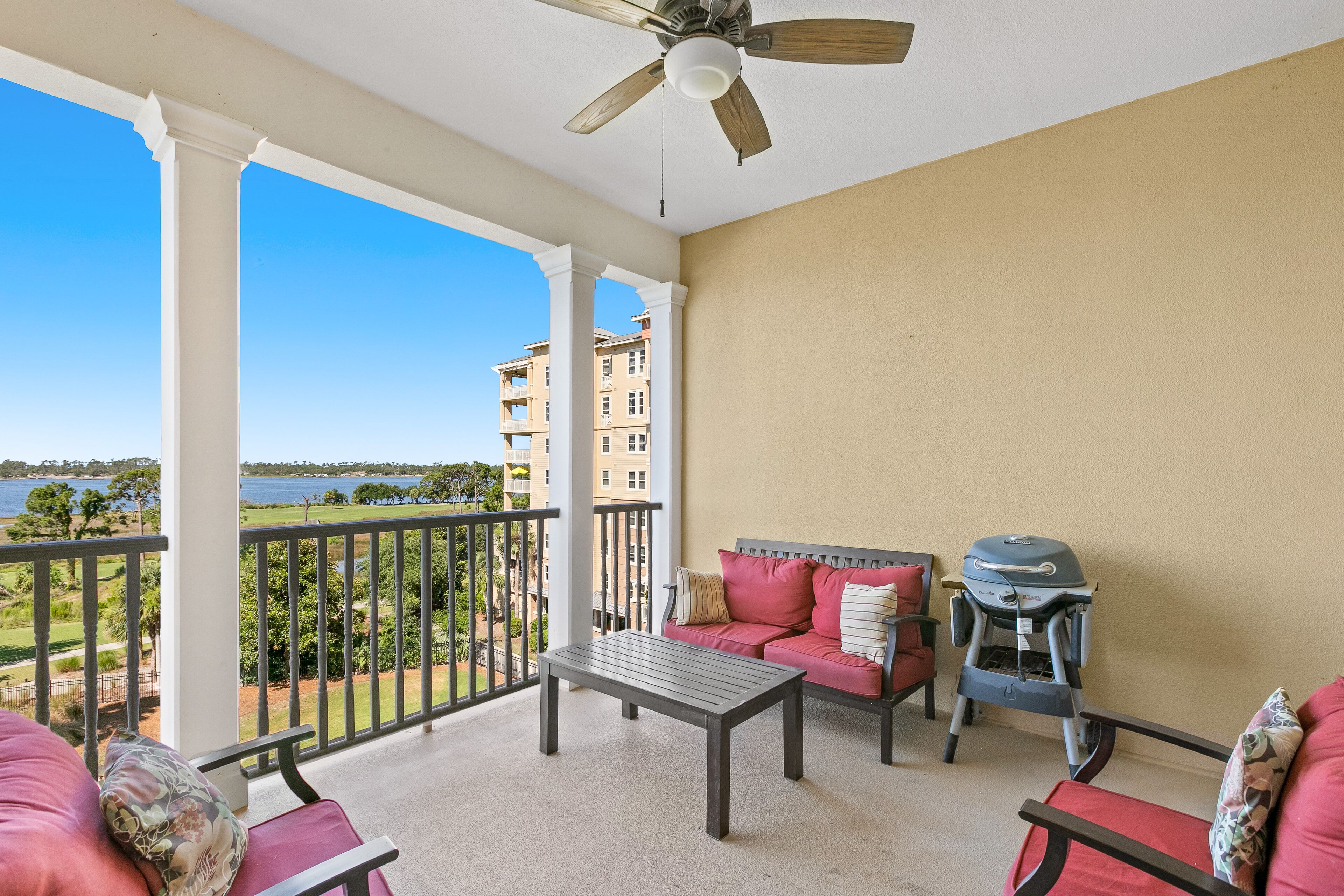 Bright condo with pool & hot tub access, high-speed WiFi & washer/dryer