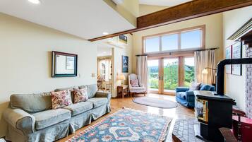 TV, fireplace, DVD player, books