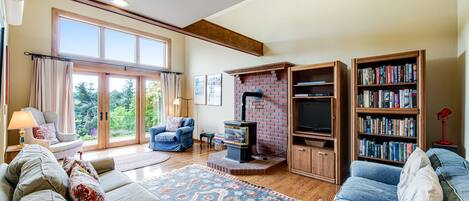 電視、壁爐、DVD 播放機、書籍